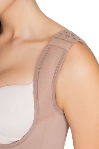 Details of the upper shoulder area of the Hourglass body shapewear girdle with underwire and wide straps by Jackie London