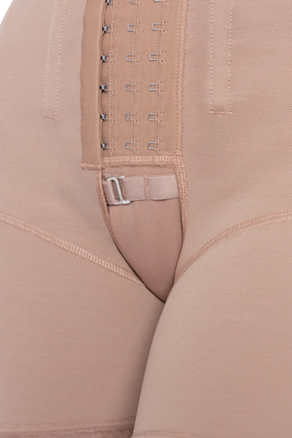 Details of the Hourglass Shaping Girdle with Underwires and Wide Straps by Jackie London